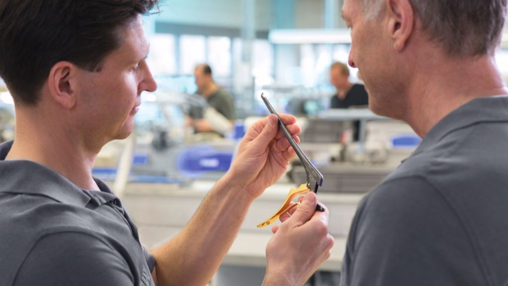 B. Braun employees provide training on the use of tools and the maintenance of medical devices.