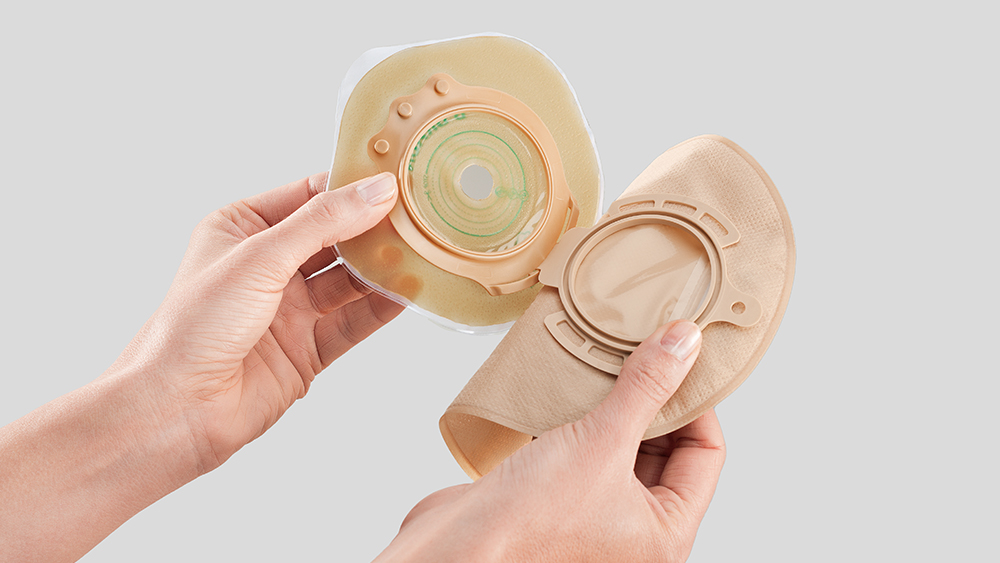 Two hands holding a flexima 3s bag and showing it open