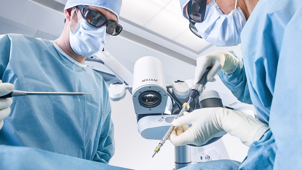 Two surgeons perform a spine surgery with the Aeusclap Aeos®. 
